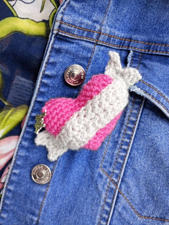 Crochet pink love heart brooch pin