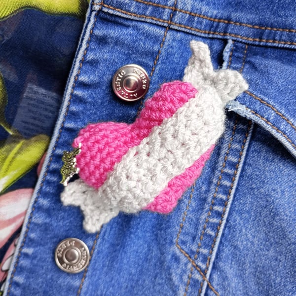 Crochet pink love heart brooch pin