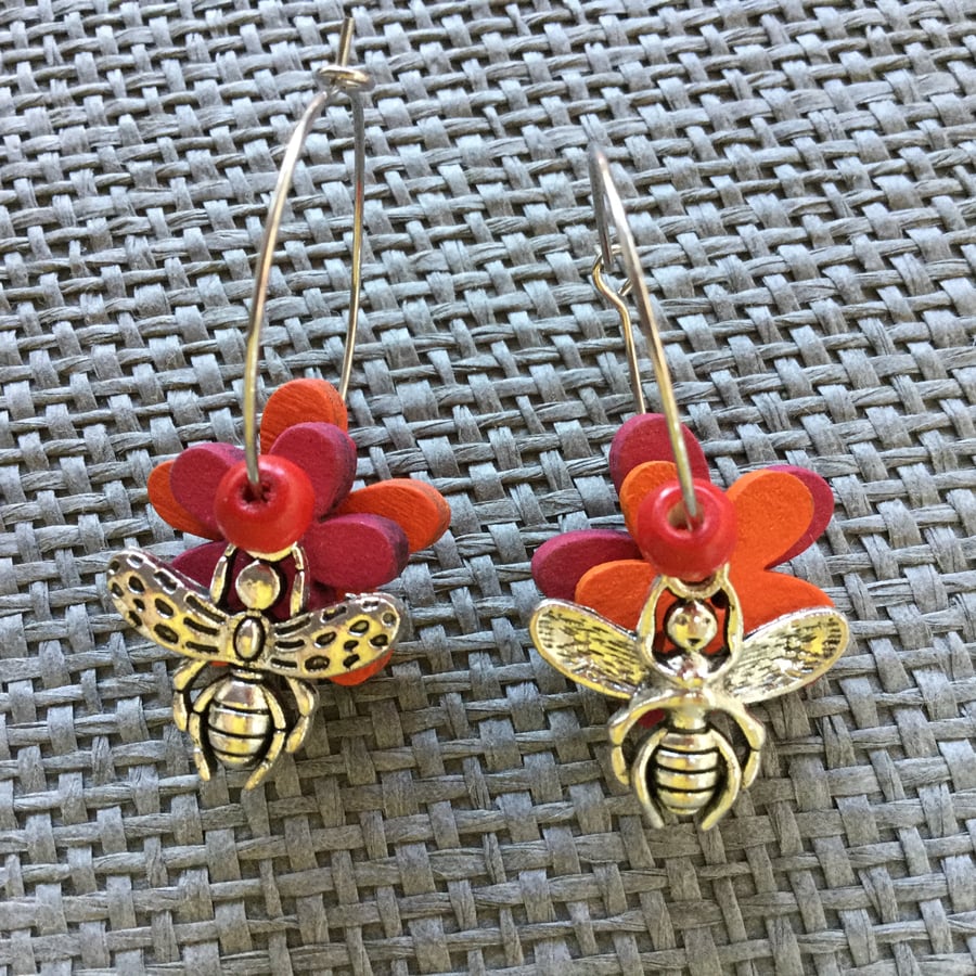 “Happy Bee” flower earrings