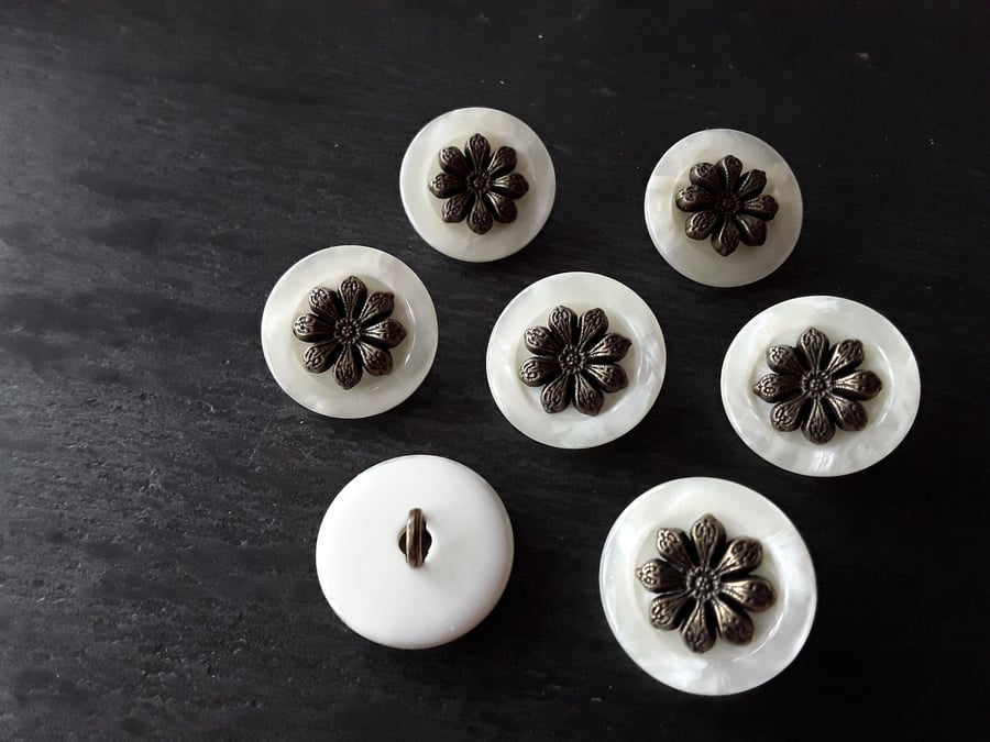 7 8" 22.4mm 36L Polyester Pearl and Antique Brass Flower centre