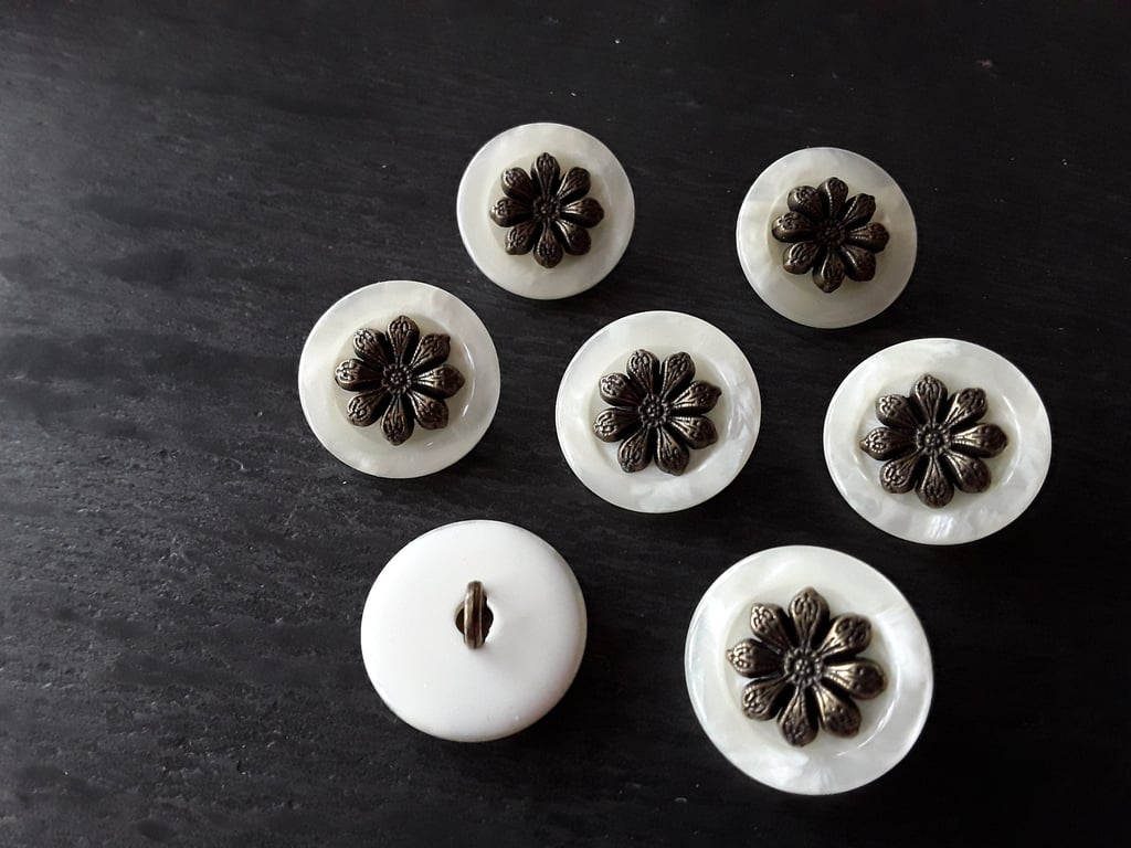 7 8" 22.4mm 36L Polyester Pearl and Antique Brass Flower centre