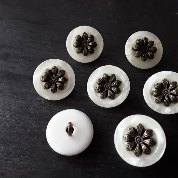 7 8" 22.4mm 36L Polyester Pearl and Antique Brass Flower centre