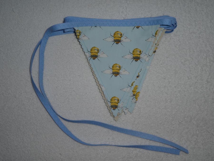  Bunting. Bees. 3.5 m in length and 12 flags. Lined Cream Back .Light Blue Bias