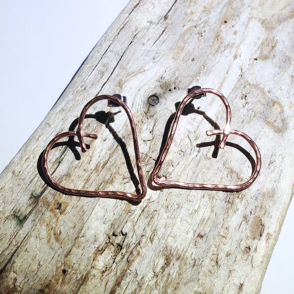 Hammered Copper Heart Stud Earrings (ERCUSTHT3) - UK Free Post
