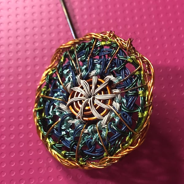 Wire lapel pin