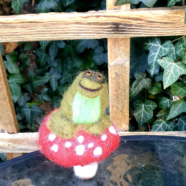 Whatcraft Merino Wool Needle Felted Sculpture of A Toad On A Toadstool 14cm