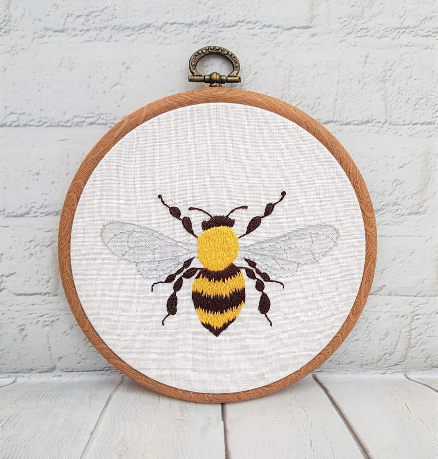 Hand Embroidery Bee Hoop, Bee Wall Art, Gift for Bee Lovers, Nature Gift, Silk E