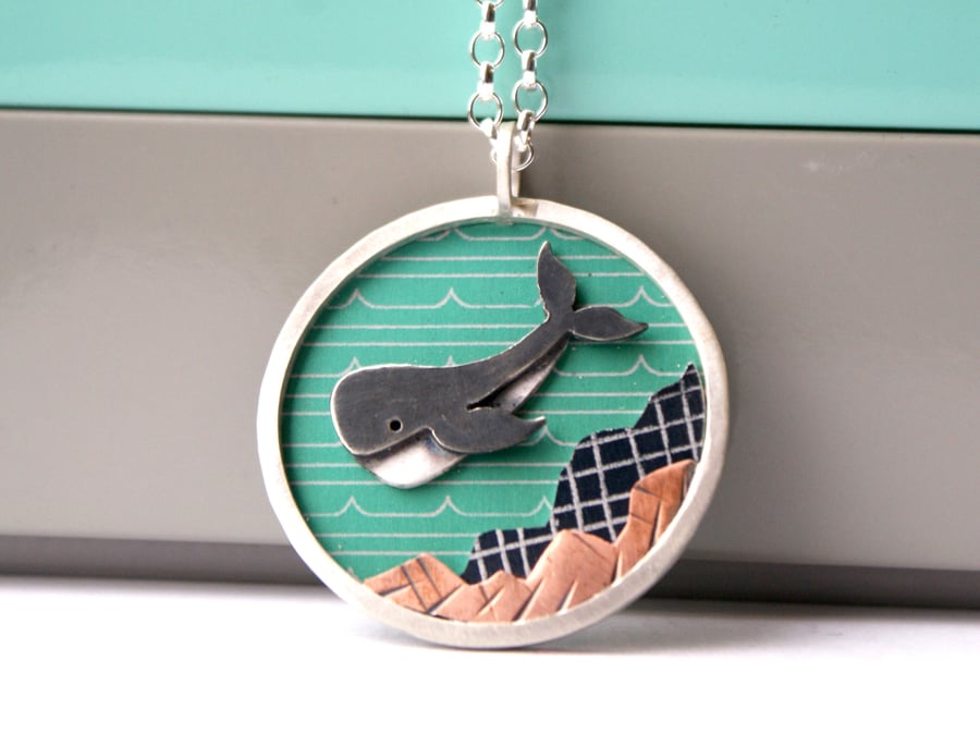 Diving whale necklace