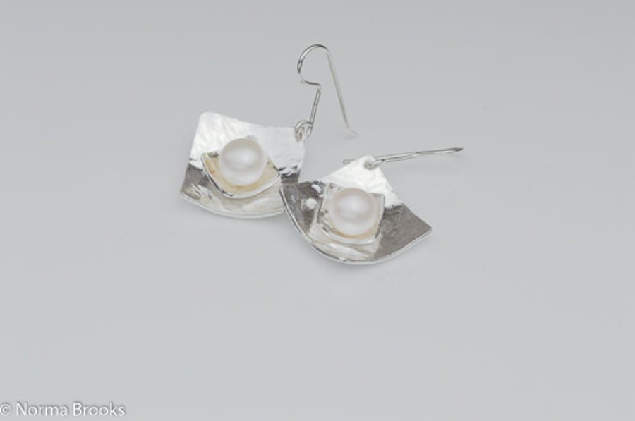 STERLING SILVER SQUARE EARRING WITH CULTURED PEARLS