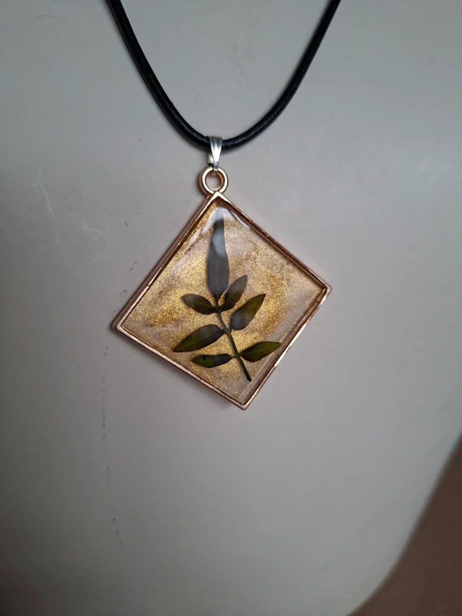 Real Leaf Style Hand Made Resin Crafted Pendant 