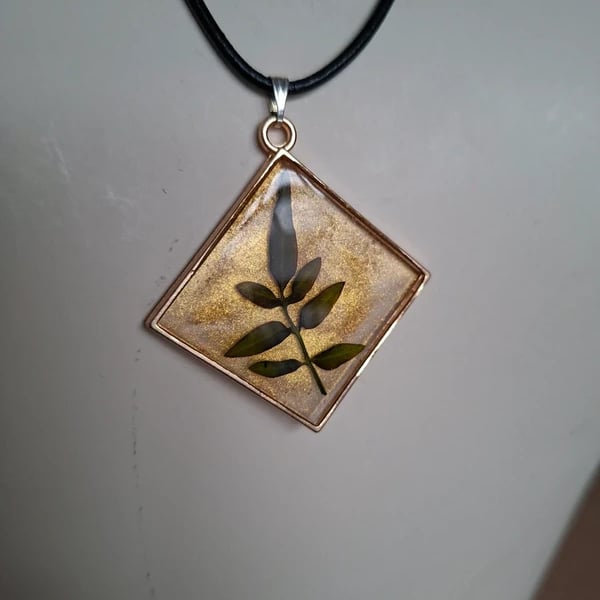 Real Leaf Style Hand Made Resin Crafted Pendant 