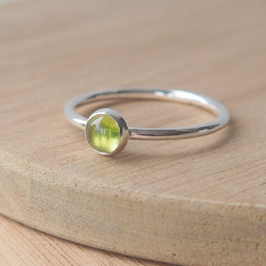 Peridot and Silver Cabochon Ring