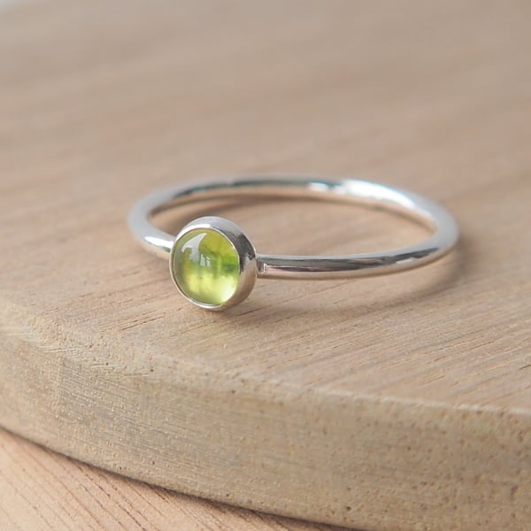 Peridot and Silver Cabochon Ring