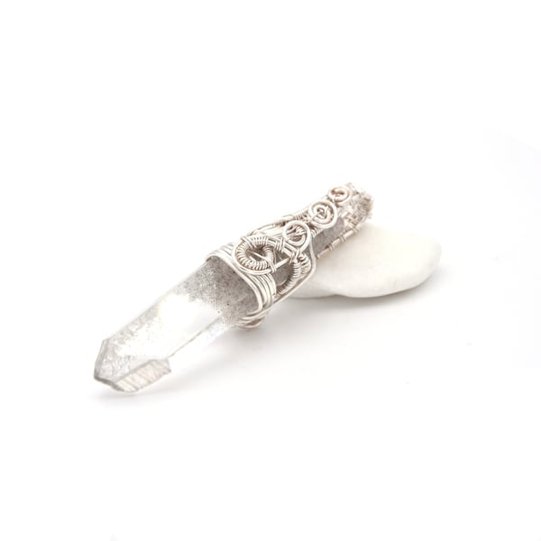 Crystal pendant, quartz crystal