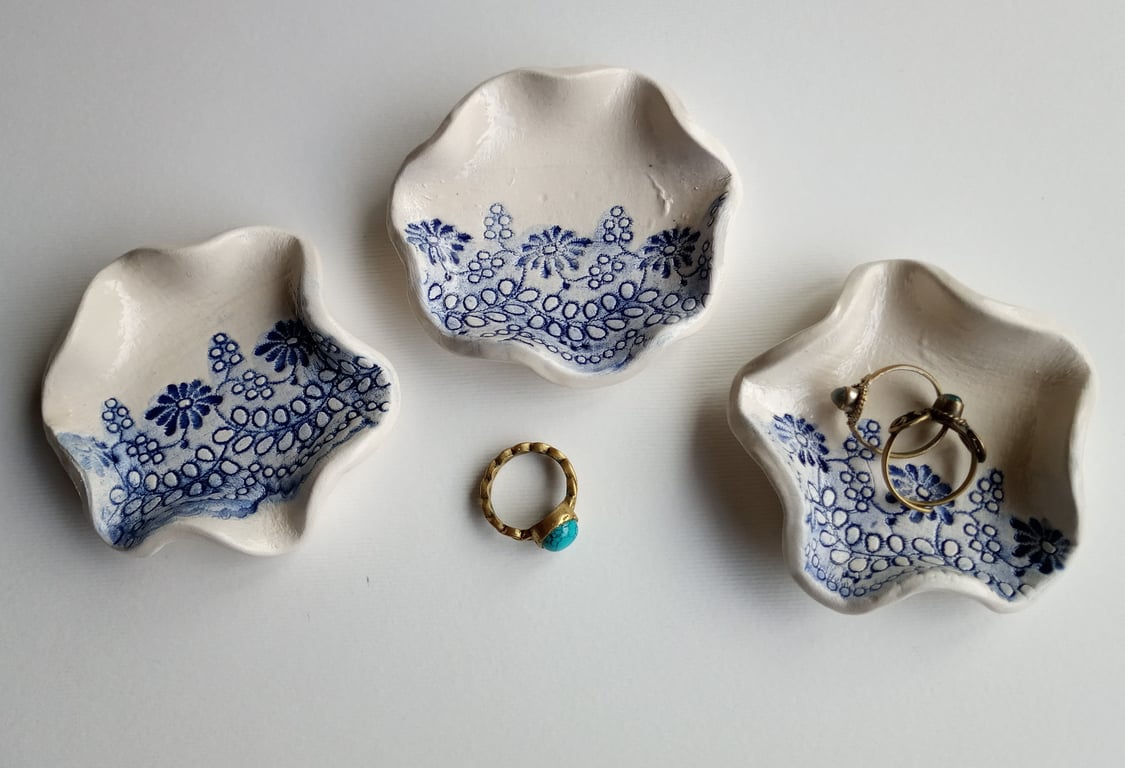 Set of 3 ceramic trinket bowls 