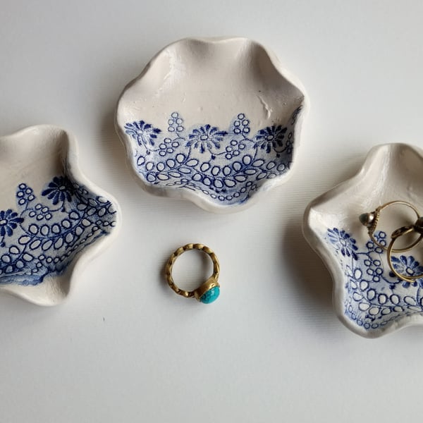 Set of 3 ceramic trinket bowls 