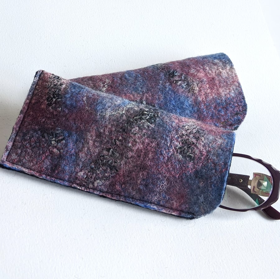 Glasses case: felted wool - sky blue pinks