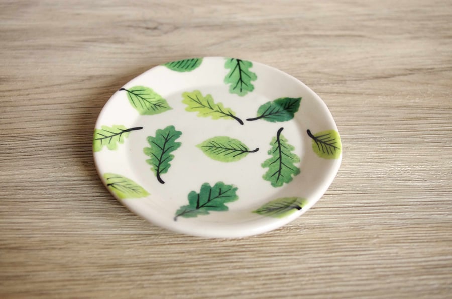 Small Circle Dish - Green Beech and Oak Leaves, Pattern
