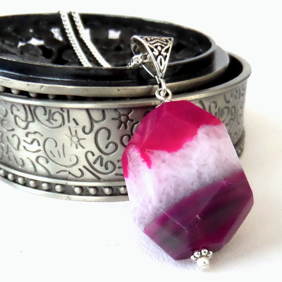 Raspberry pink agate pendant necklace