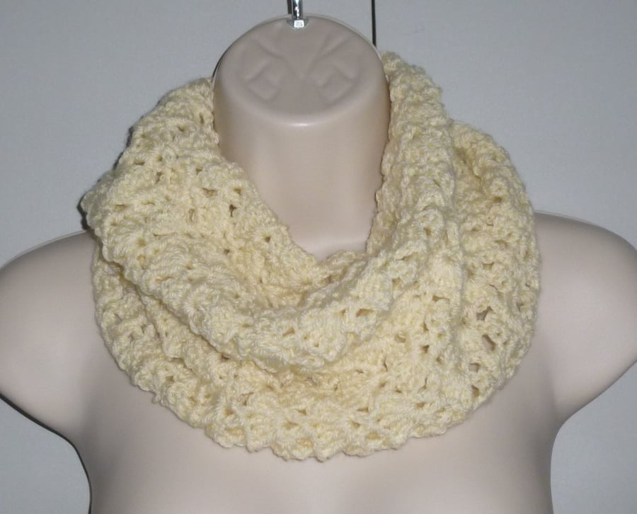 crochet lacy infinity scarf cowl ( ref FA 476 J8 )