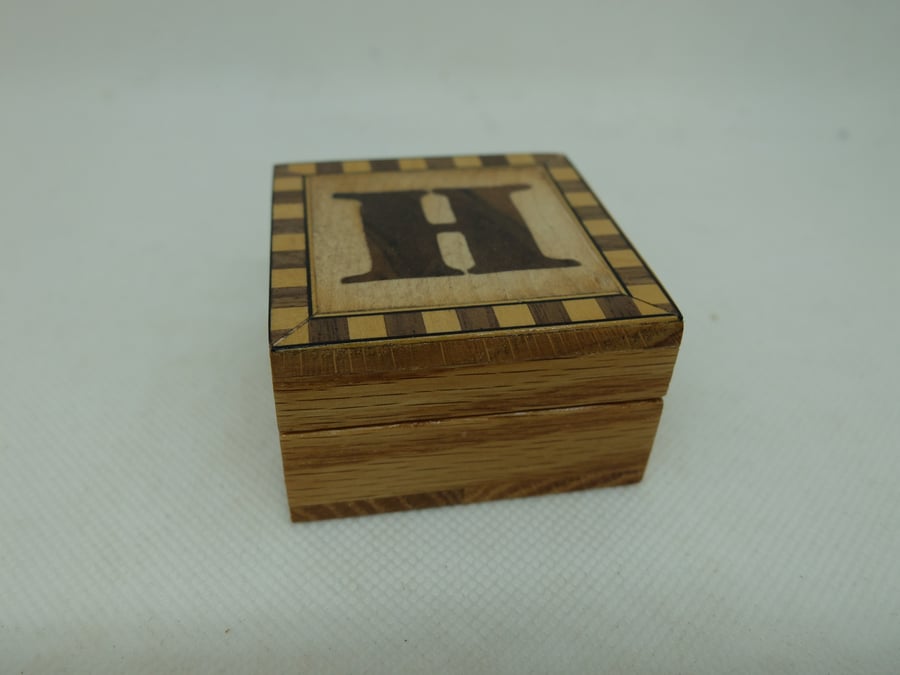 Small lidded box with veneered letter H to lid