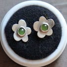 Flower stud earrings set with jade 
