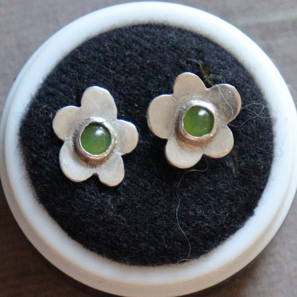 Flower stud earrings set with jade 