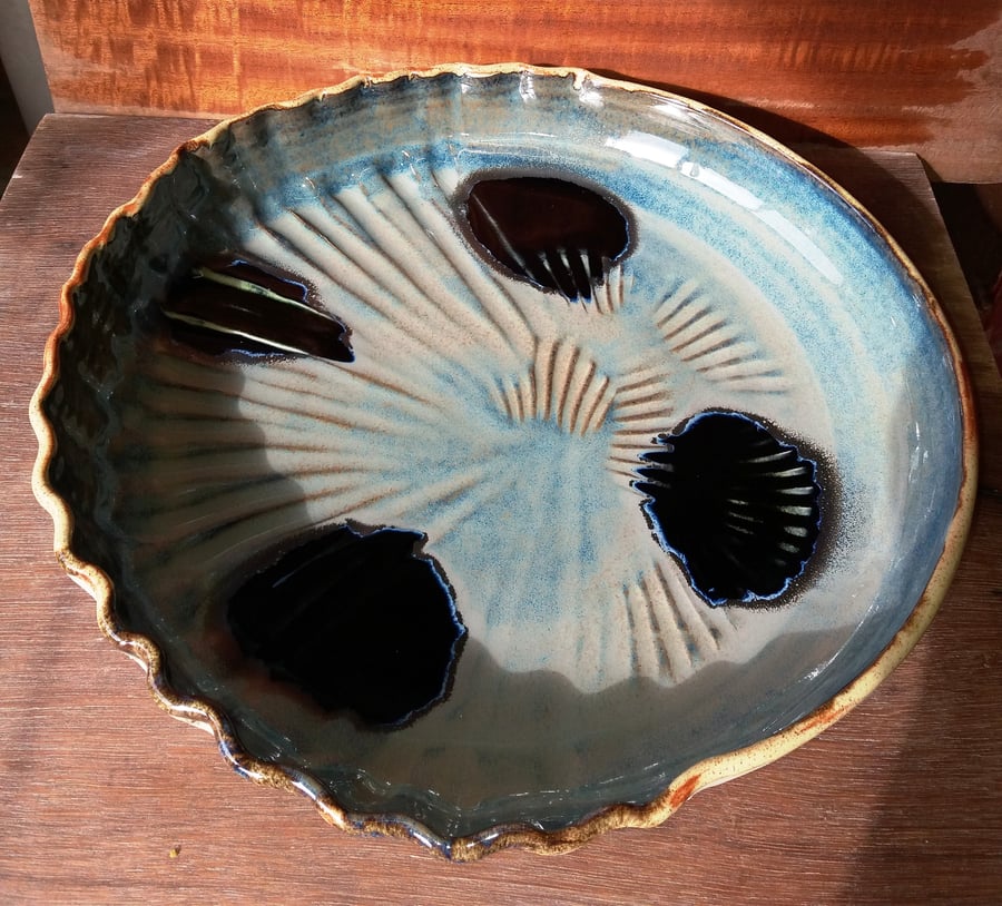 Scalloped edged ceramic 'flan' dishes