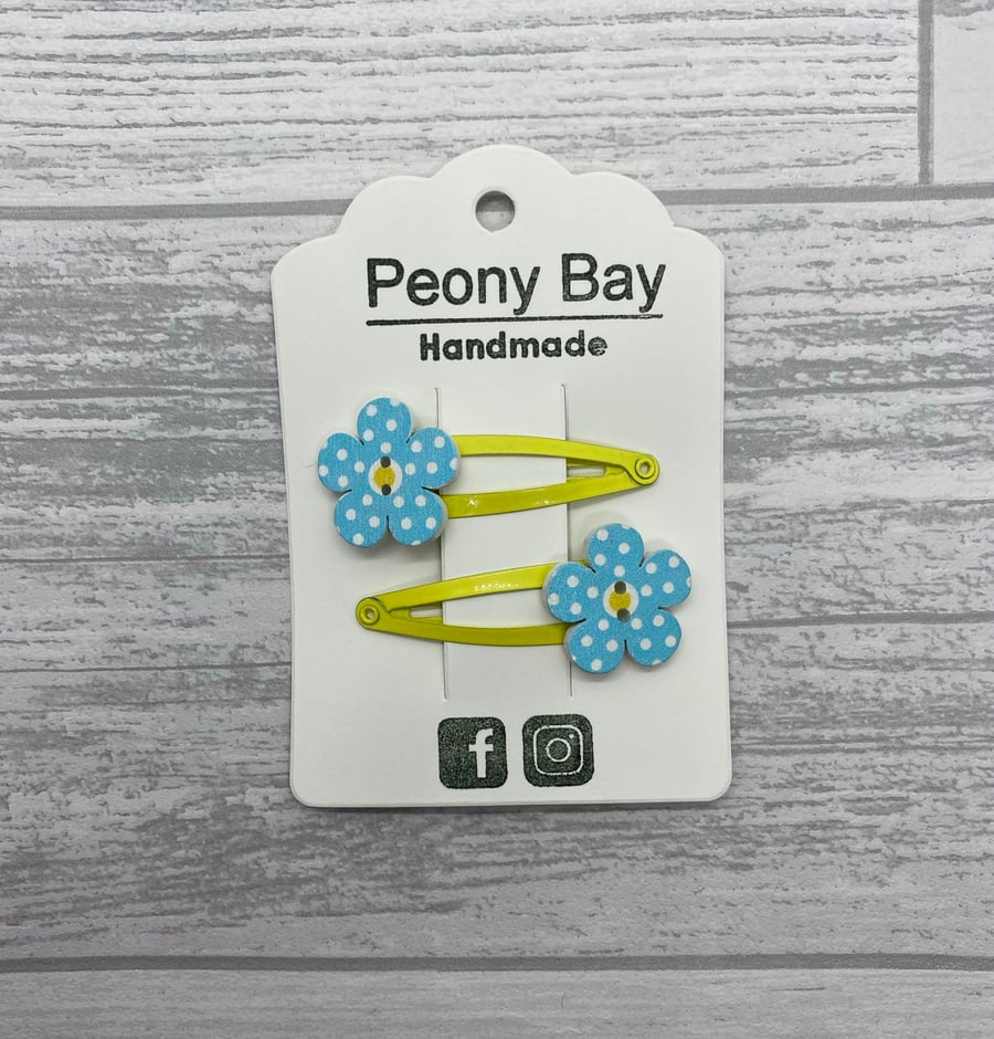 Girl’s flower hair clips in blue and yellow 