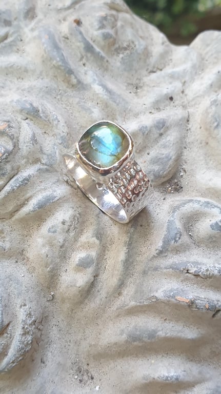 Sterling Silver 925 Beautiful Artisan Unique Textured Labradorit Ring