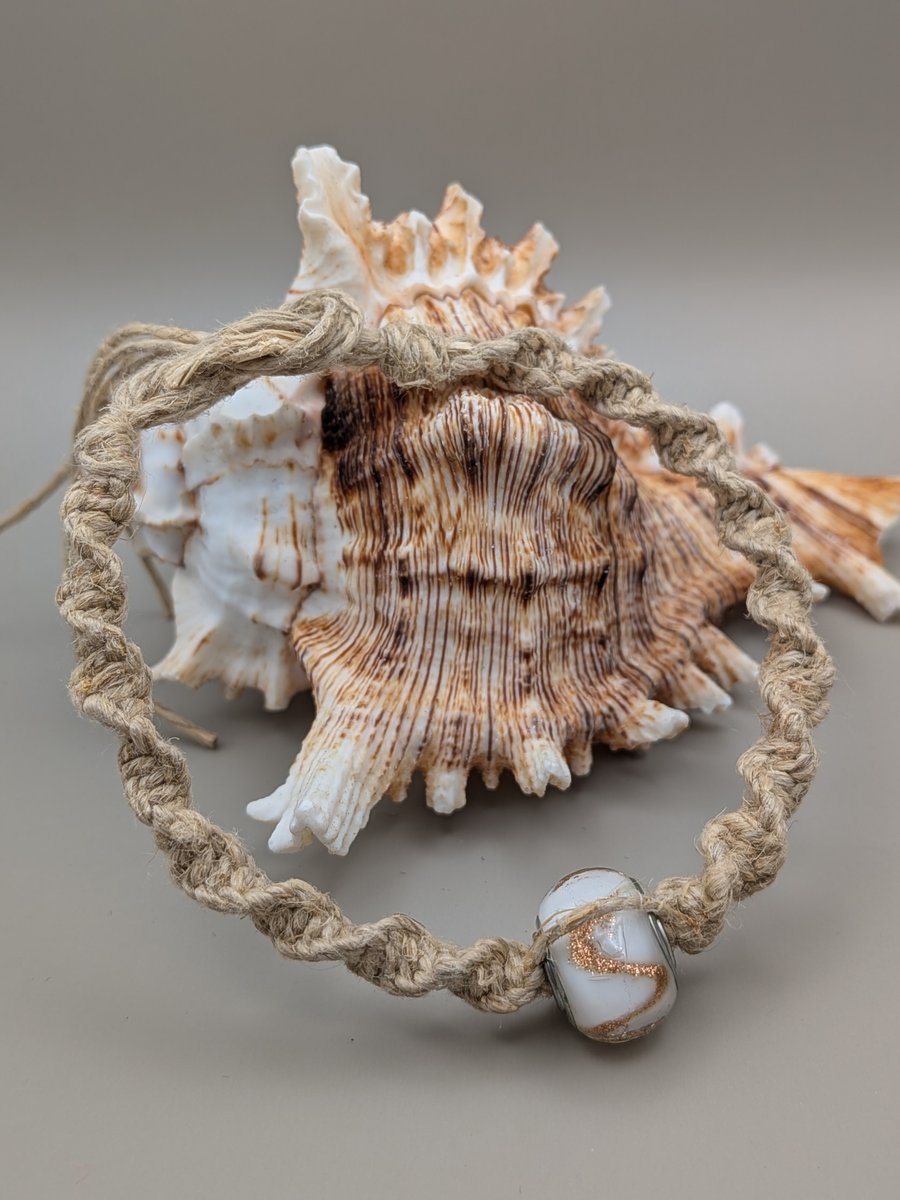 Handmade macrame bracelet with glass lamp work bead 