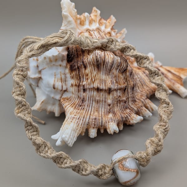 Handmade macrame bracelet with glass lamp work bead 