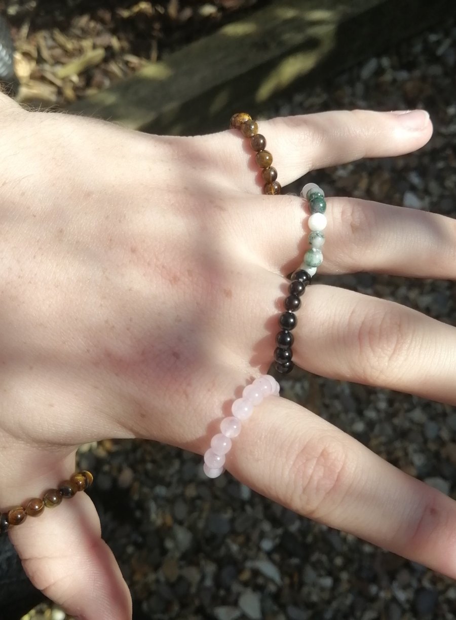 Stretch gemstone rings 