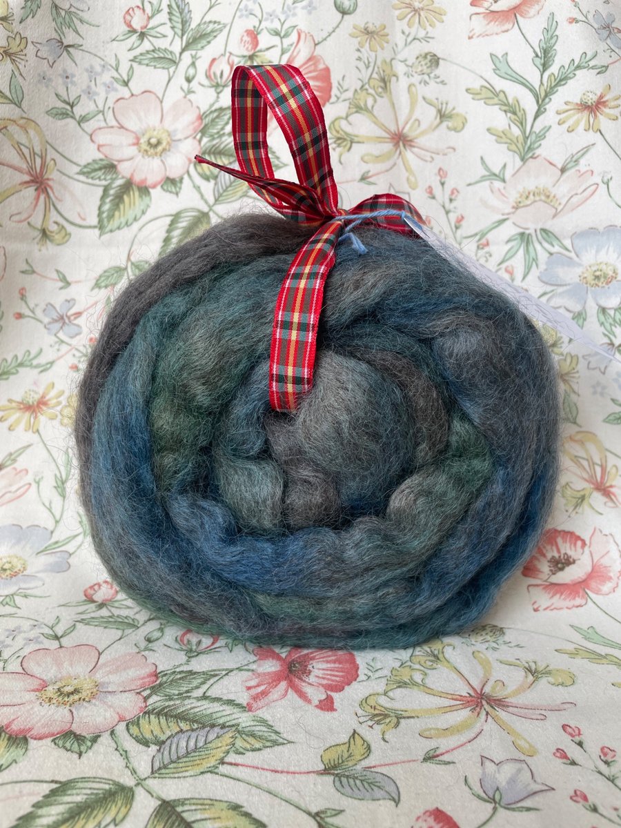 Dyed wool tops roving for spinning - 100g