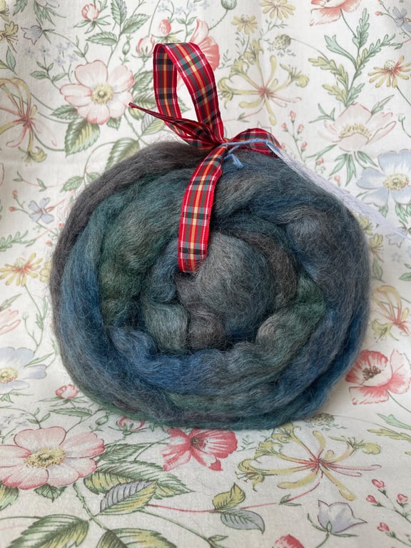 Dyed wool tops roving for spinning - 100g