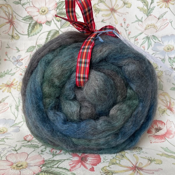 Dyed wool tops roving for spinning - 100g