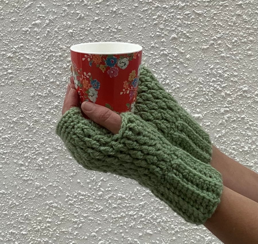 FINGERLESS MITTS , gloves ' Erme Trail '. Soft Wool blend. L. green.