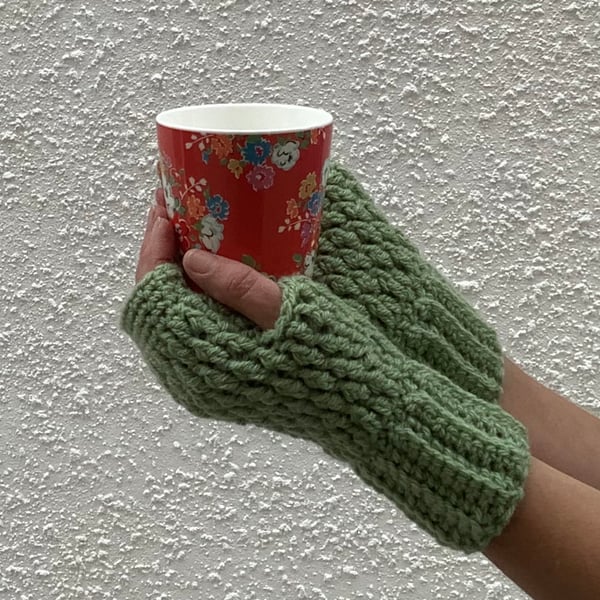 FINGERLESS MITTS , gloves ' Erme Trail '. Soft Wool blend. L. green.