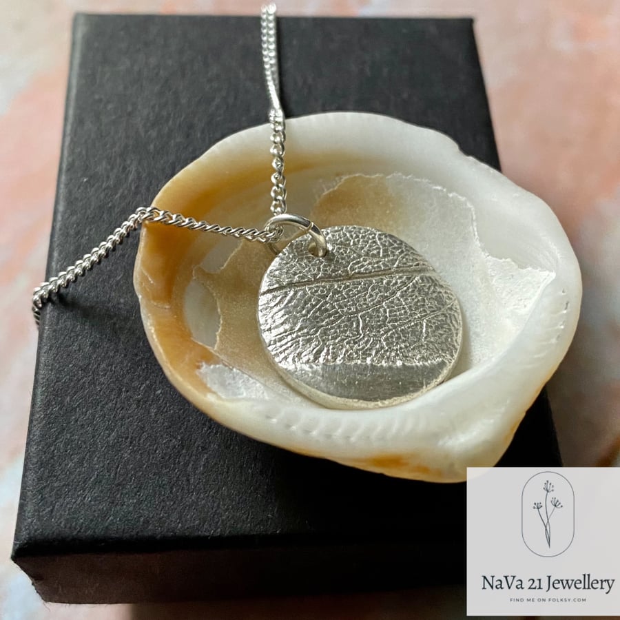 Silver round pendant imprinted with a Sage leaf   -    REF: SRPIWSL01