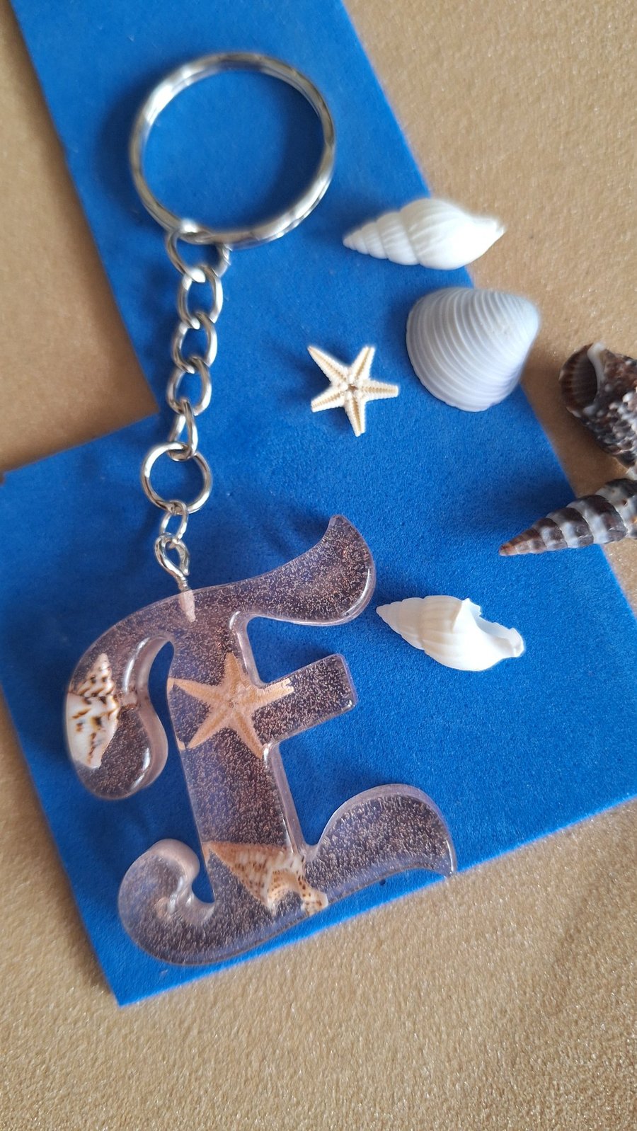 Shells in resin initial keyring letter  E