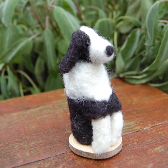  Needle felt white and black dog,  Border Collie sheep dog 10 cm tall