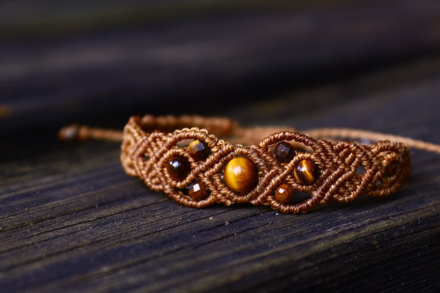 Micro macrame adjustable bracelet with Tiger eye 