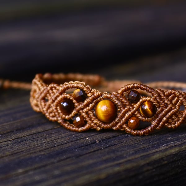 Micro macrame adjustable bracelet with Tiger eye 