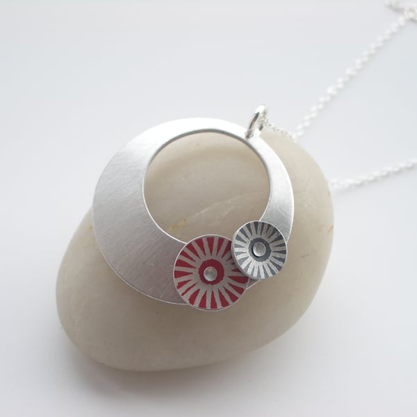 Circle pendant in brushed aluminium with red and grey discs