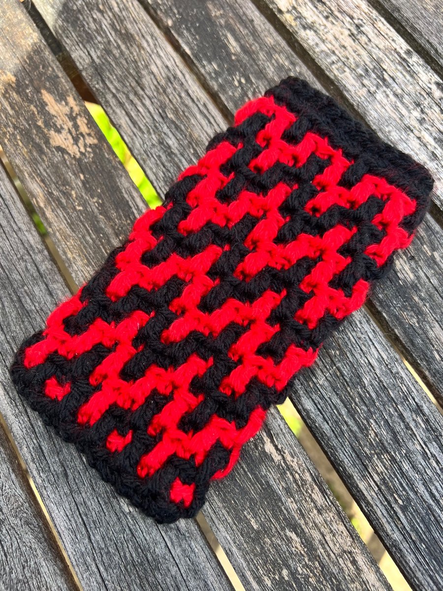 Handmade crochet phone case (red & black)