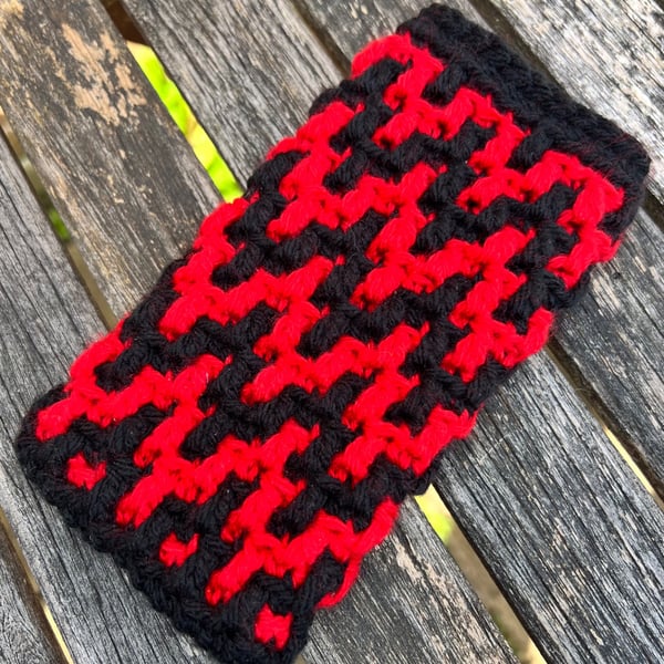 Handmade crochet phone case (red & black)