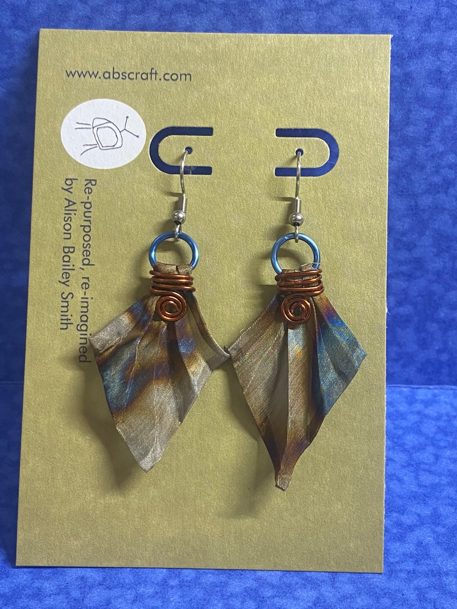 Mini Origami mesh earrings with blue rings