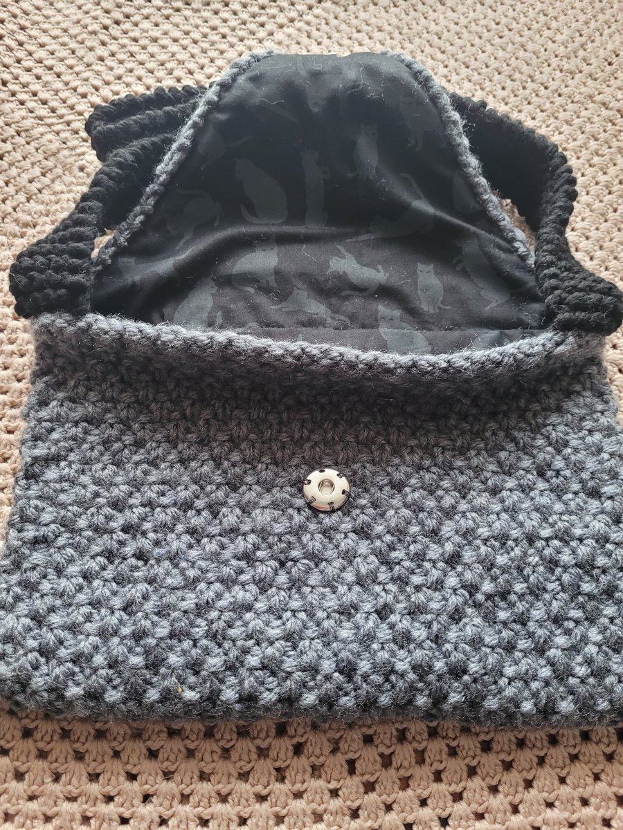 Hand knitted shoulder bag. Grey and black