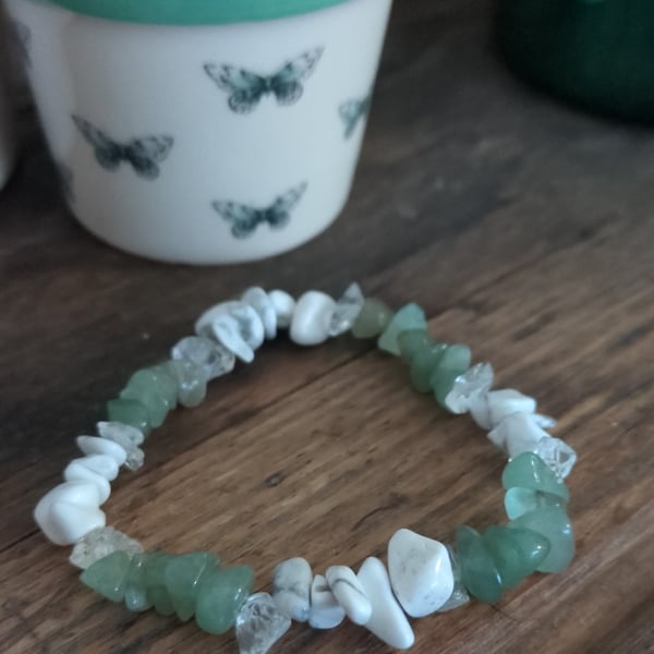 Green aventurine and howlite bracelet for stress relief
