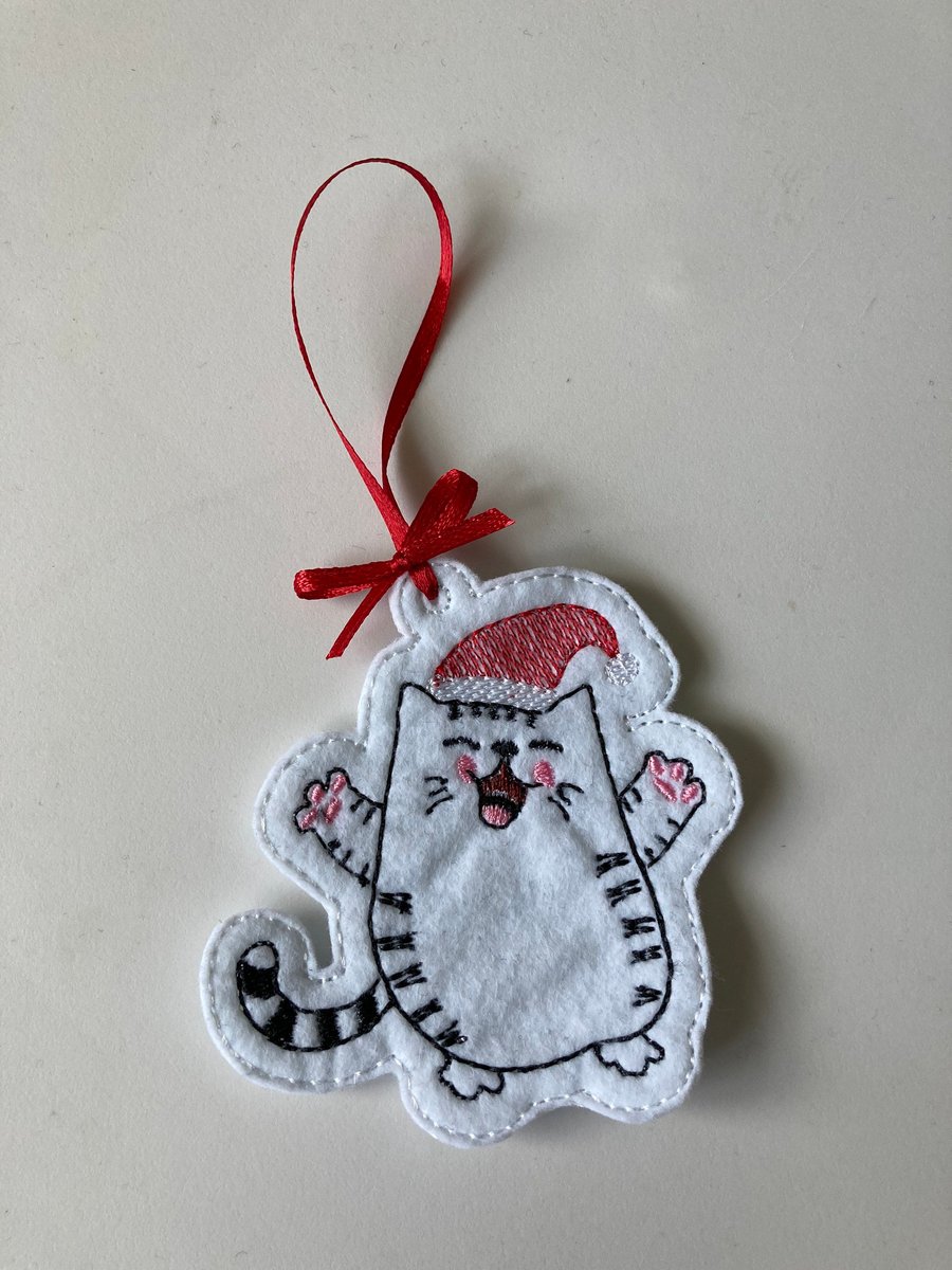 879. Jolly cat Christmas tree hanging ornament.